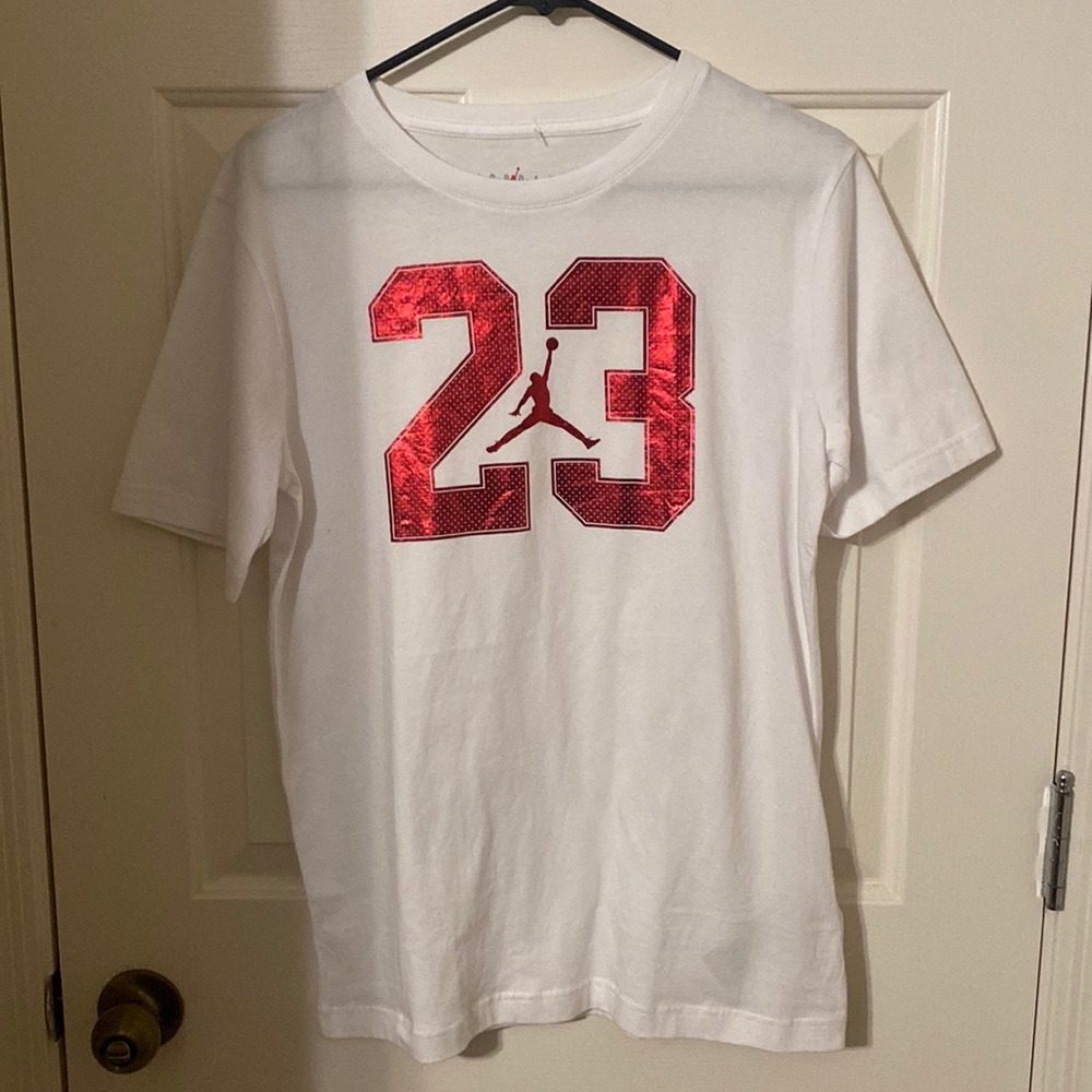 Kids/young men XL White & Red Air Jordan shirt in extremely nice condition :)